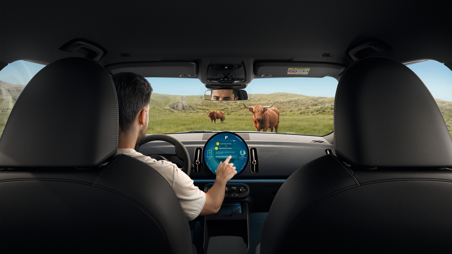 MINI service partner - woman in a yellow shirt smiling